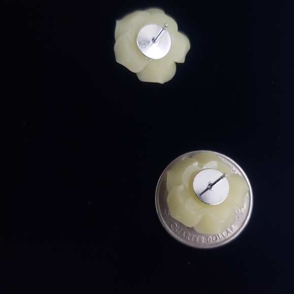 🔵 3/$10 Ivory Blooming Rose Flower Earrings - Picture 3 of 5